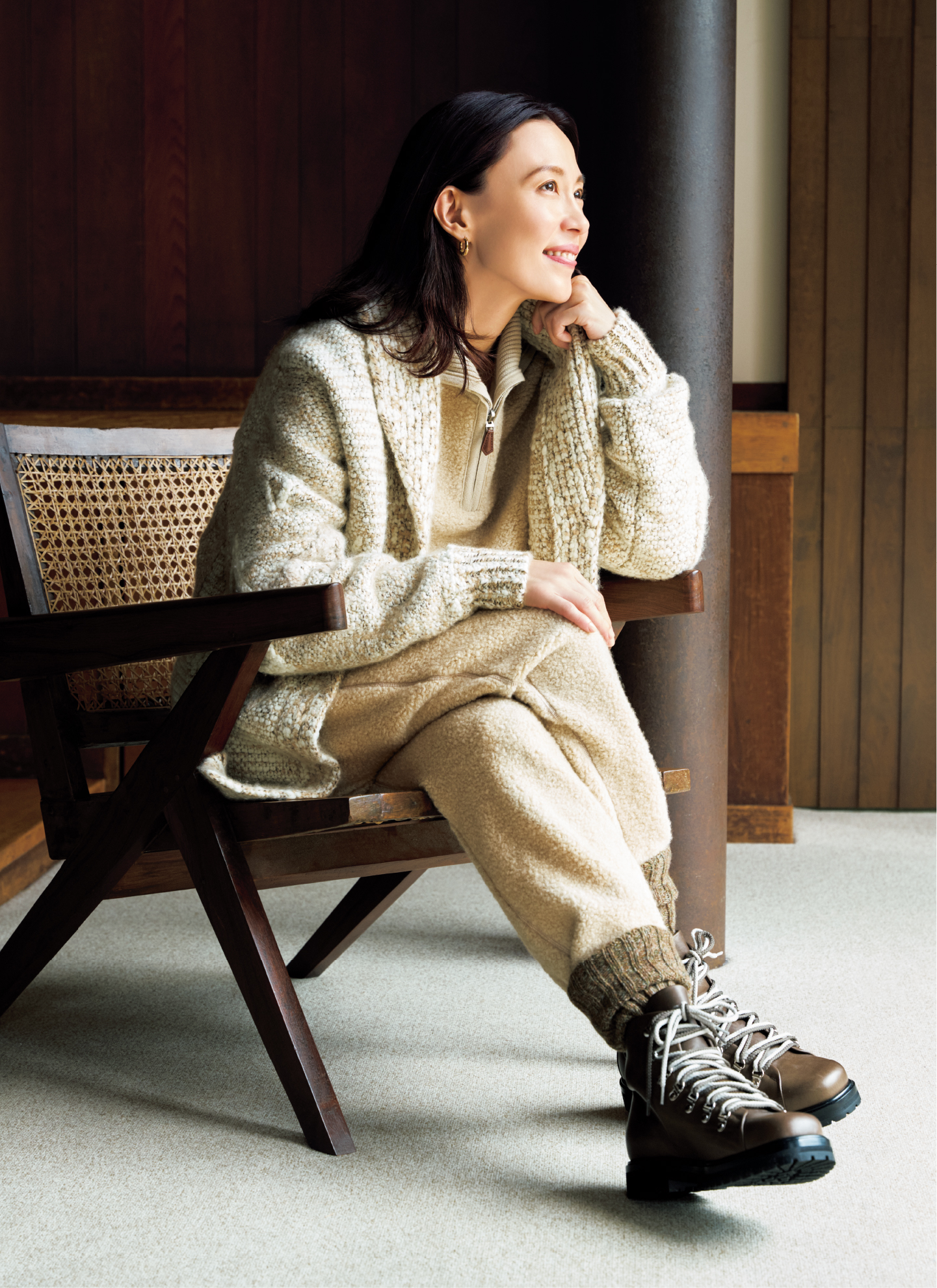 椅子に腰掛けたベージュの装いの木村佳乃さん